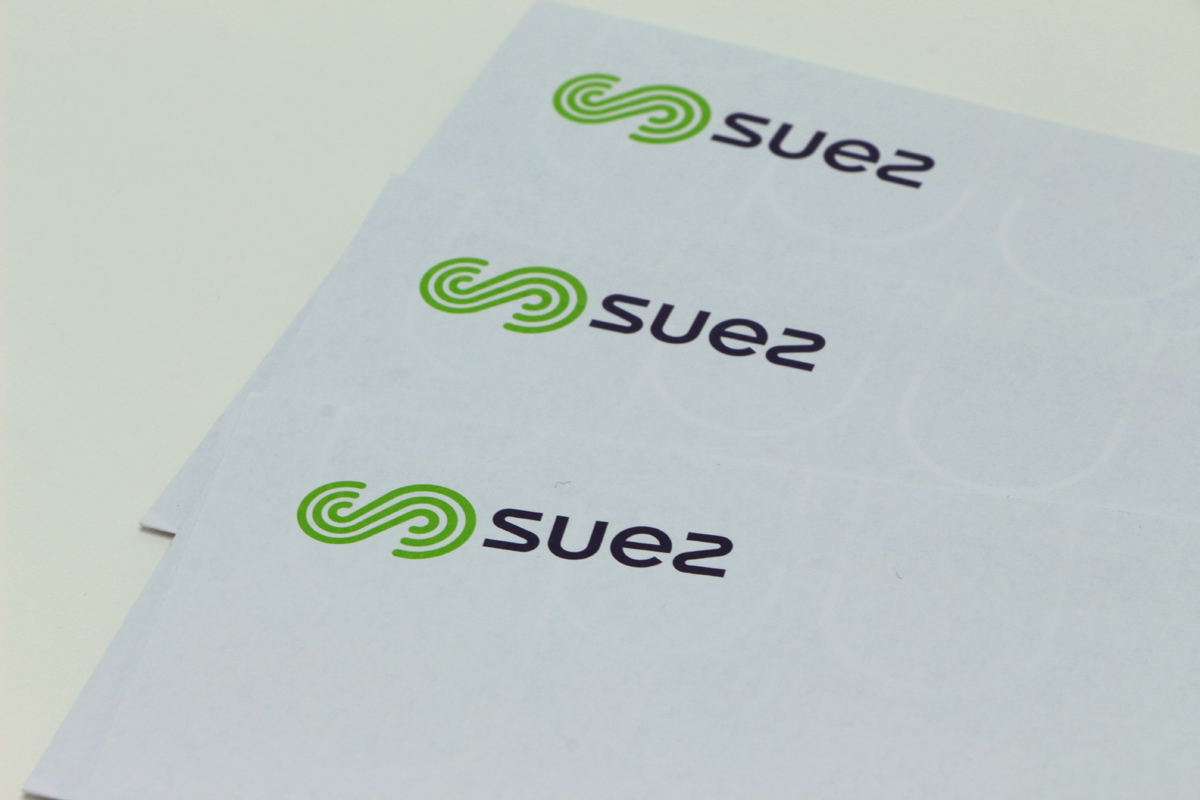SUEZ Logo - Impression FEM IMPRIMEURS - Imprimerie Offset Val-de-Marne